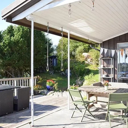 2 Bedroom Stunning In Forresfjorden Holiday home