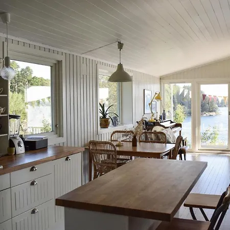 2 Bedroom Stunning In Forresfjorden Holiday home